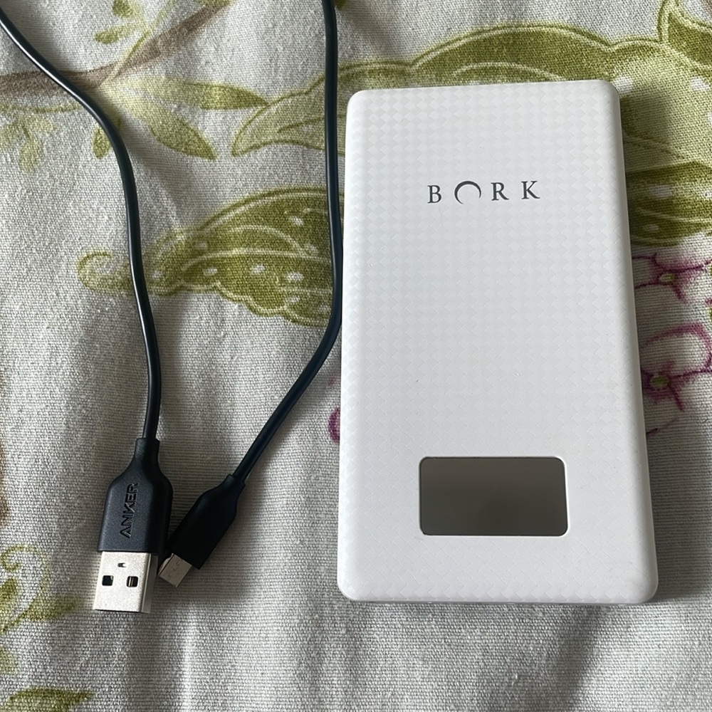 Bork 7000 Power Bank - 4400mAh - White with Black Charger